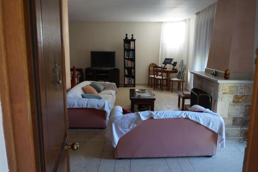 Apartment With A Garden, Bbq, Swimming Pool And Jacuzzi Dhrafi Luaran gambar