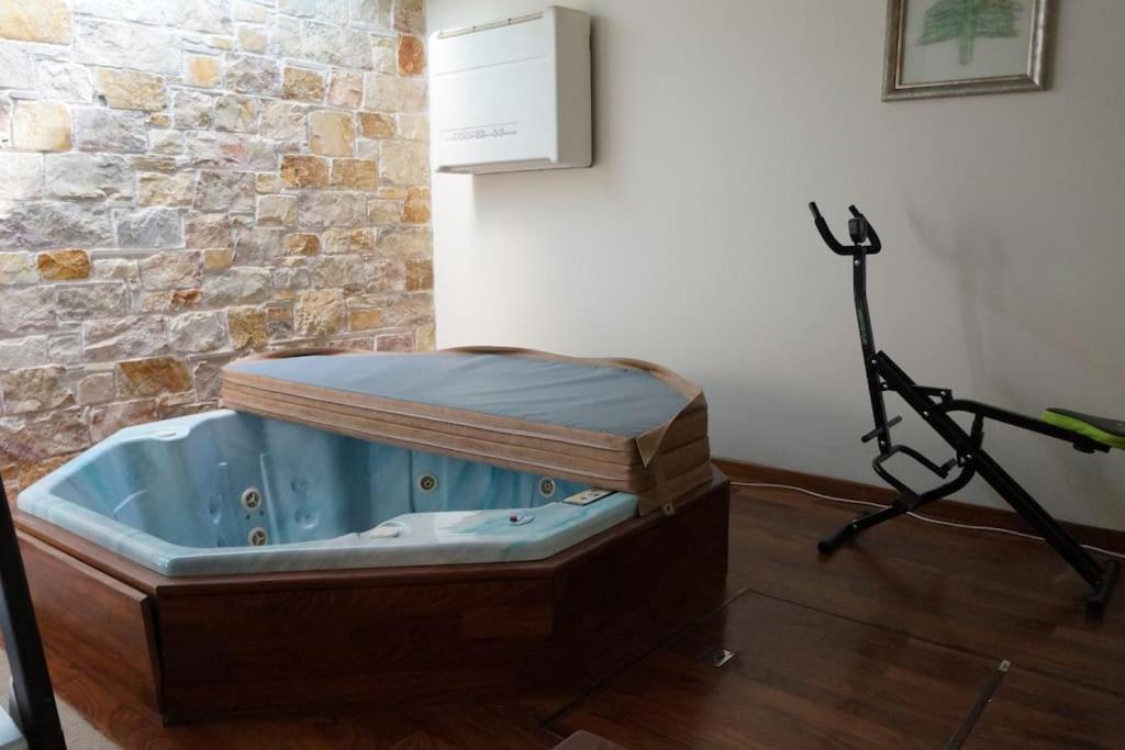 Apartment With A Garden, Bbq, Swimming Pool And Jacuzzi Dhrafi Luaran gambar